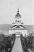 Härnösands domkyrka. Arkitekt Johan Adolf Hawerman. Nyklassistisk stil. Vitputsad stenkyrka med ett mittorn, två mindre torn och västfasad med pelarrad. En del inventarier från den äldre kyrkan bland annat altartavlan från 1700-talet.Treskeppigt kyrkorum. Orgel från 1731 av Johan Caliman med barockfasad av Magnus Granlund från Hudiksvall