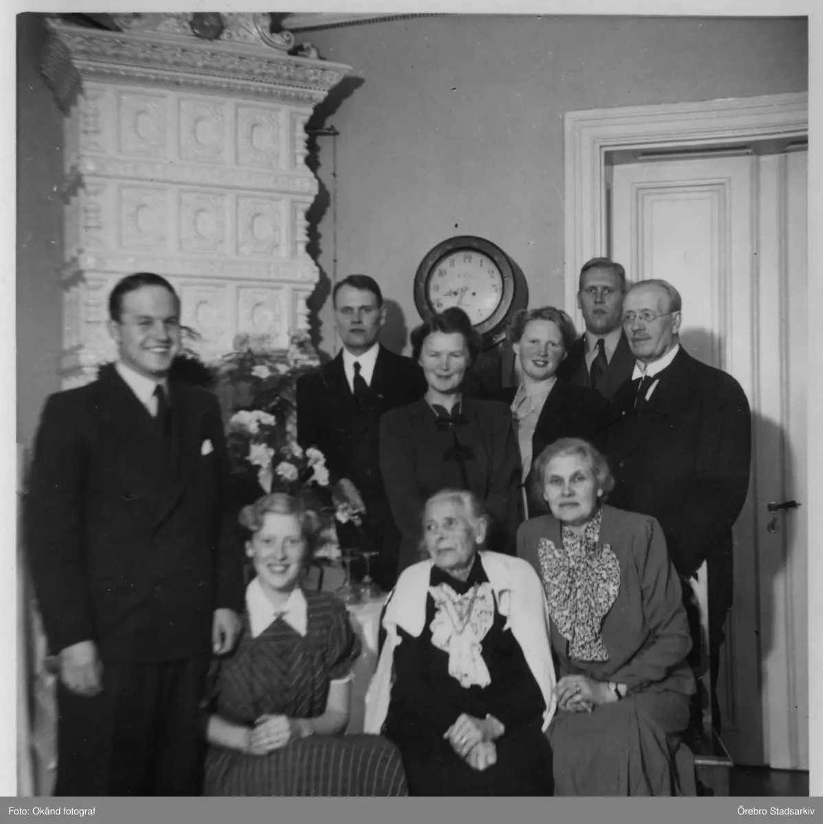 Familjen Ljunggren

Bakre raden från vänster Sven Ljunggren (född 1905-11-14), Åsa Ljunggren (född 1909-12-15), Margit Kristina Ljunggren (född 1913-06-14), Tore Ljunggren (född 1907-04-09), Elof Ljunggren (född 1869-10-05 död 1953-01-08),  främre raden från vänster Kurt Giovanni Sjölin (född 1915-07-20),&#xa;Gerda Gunnel Ingeborg Sjölin (född 1918-04-02), Vendla Ericsson (född Jacobsson (född 1862-04-27), Tyra Ljunggren (född Ericsson 1884-11-16, död 1972-09-05)