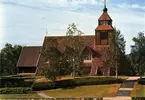 Solbergs kyrka. Arkitekt Otar Hökerberg, Stockholm. Nationalromantisk stil. Byggd i trä med högt och brant sadeltak med strävor mellan fönstren ända ned till sockeln. Taket är täckt med rött tegel och de panelklädda väggarna är tjärade. Ett mindre torn  finns på takets västra del. Invändigt består väggarna av synligt timmer, takbjälkarna är synliga, bänkarna är blåmålade och predikstolen målad i grönblått. År 1952 gjordes en restaurering, då en ny snidad altaruppsats tillkom.