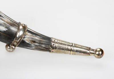 Details og engraving on drinking horn.
