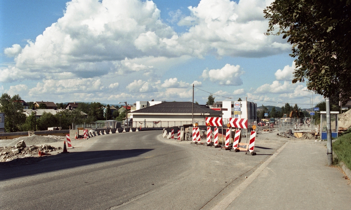 Oversiktsbilde. Strømsveien 89 Esso stasjon. Veiarbeid.