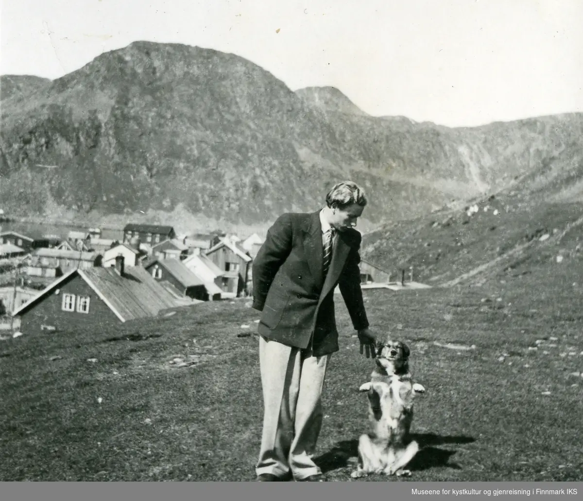 Deler av Nordvågen sett fra Haugen. Mannen er Jens eller Ole Johansen. Navnen til hunden er ukjent.