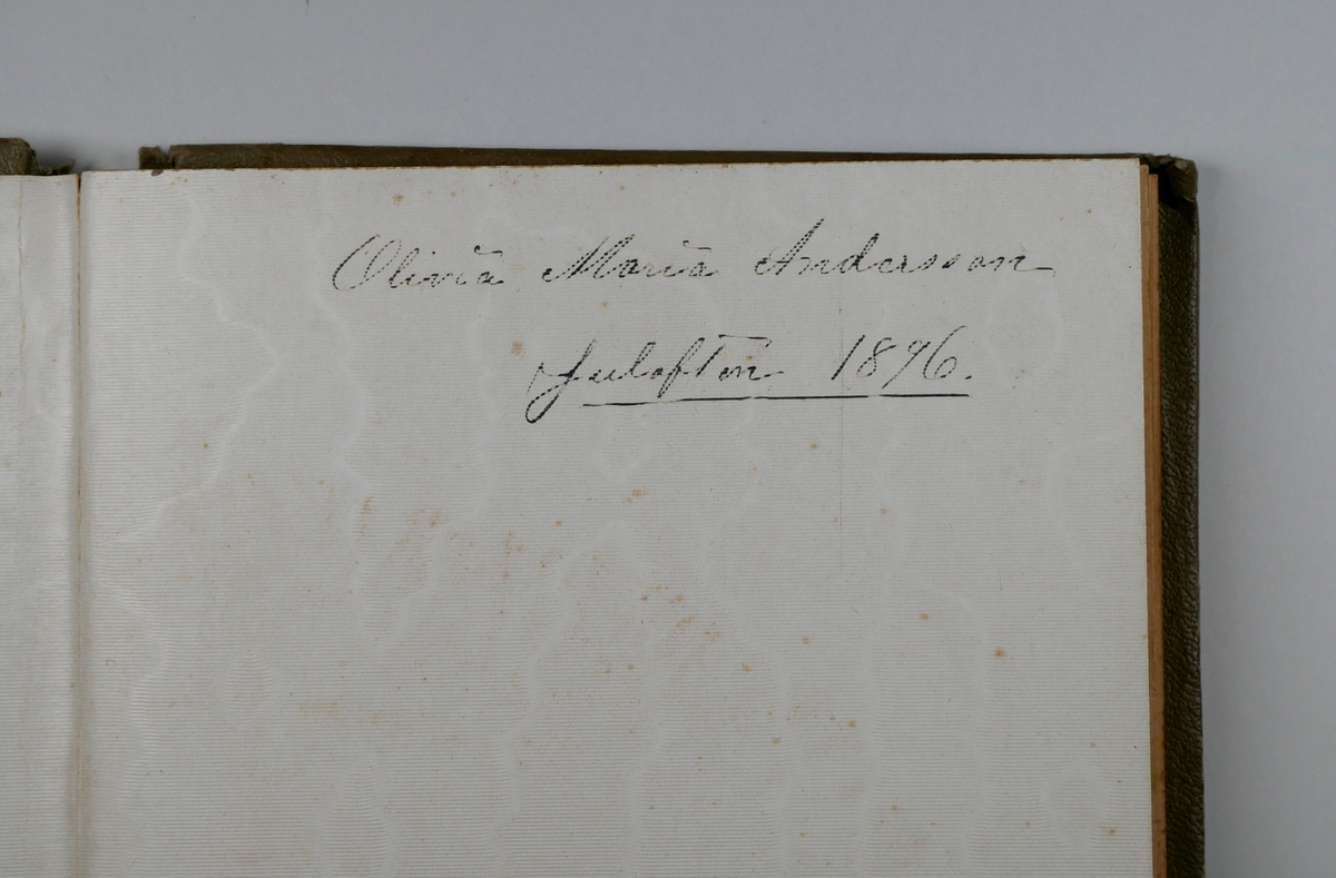 Poesialbum

På försättsbladet:
'Olivia Maria Andersson, julafton 1896'

Vänner har skrivit i boken 1896 - 1904.
Oliva växte upp i Göteborg, gifte sig och flyttade till Alingsås.

Målad pärm, blommor på grågrön botten samt ett vinterlandskap med jul/vintermotiv.