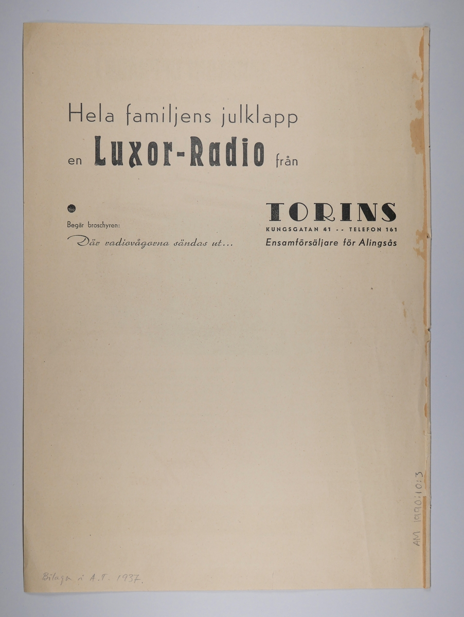 Reklamblad som varit inbladade i Alingsås Tidning.

1.  'Philips, vi tillönska god radio-jul'
Återförsäljare Elektromontage, Thyrelius & Westerdahl, Alingsås.
Medföljde AT i december 1934.

2.  'Philips, radionyheter'
Återförsäljare dito.
Medföljde AT 9 november 1934.

3.  'Harmoni uppnådd!. LuxorRadio.
Återförsäljare Torins, Alingsås.
Medföljde AT 1937.

Samtliga med tryck på båda sidorna, färgtryck.