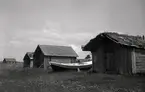 Fiskebodar och båt i Källahamn.