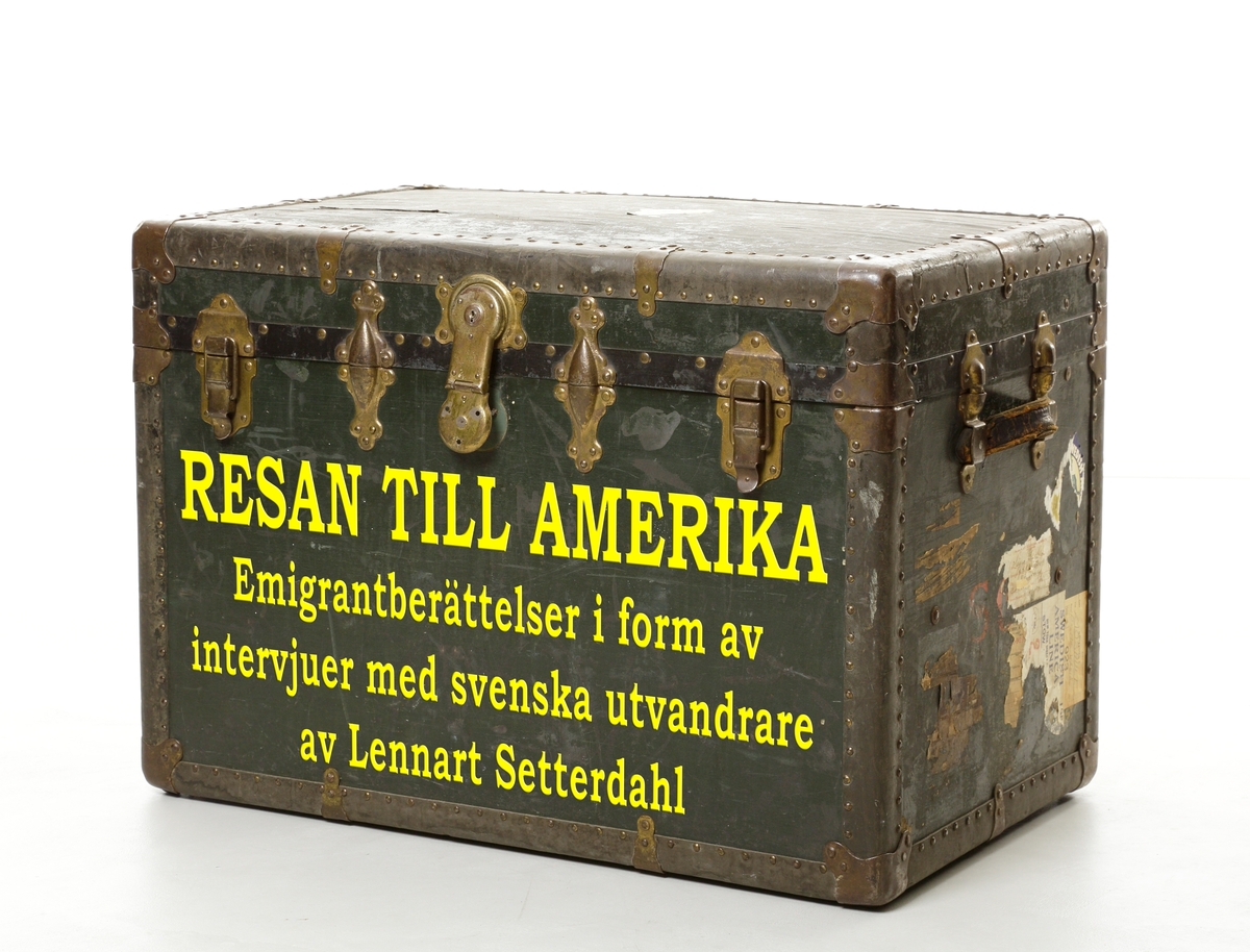 Viola Stråberg, född 1901 i Lynn, Massachusetts i en intervju om hennes mor Josephina Benson, född Carlsson 1873 i Skrea församling och utvandrad till USA 1891, 17 år gammal. Inspelningen är en kort sammanfattning av intervjun, av Lennart Setterdahl. Transkription finns att spara ner här nedan.