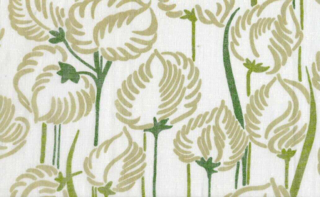 Vit botten med två nyanser gröna blad gråbeige blombollar. Blad i två nyanser brunt och beige blombollar. Mönster i vitt på vit botten.