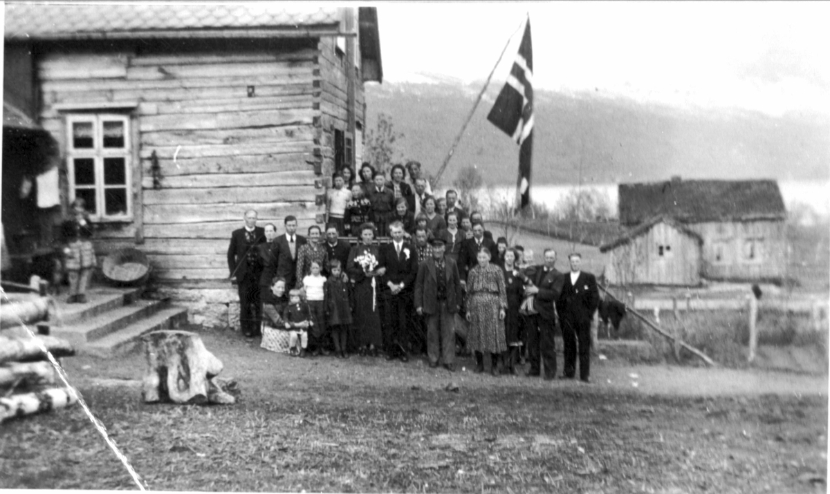 Gruppebilde av brudepar og gjester på gårdstun i Marskar, Grovfjord.