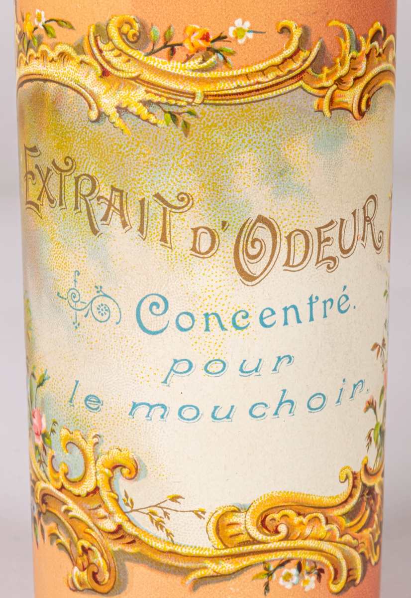 Parfymflaska i glas. etikett på flaskan; "Extrait o'deur" Concentr'e pour le mouchoir".
Parfymkoncentrat för näsduken.
