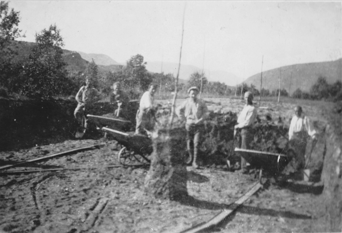 Gruppebilde av seks veiarbeidere på veien mellom Grov og fylkesgrensen til Nordland.