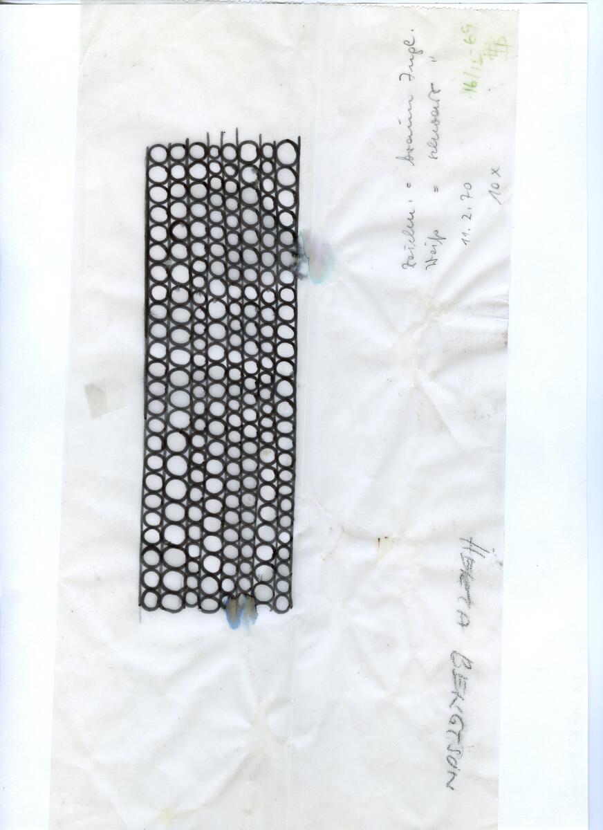 Skisser och referensmaterial till olika porslin- och glasföremål som grytor, kannor, koppar med fat, servisglas m.m. Bland annat formgivning för Rosenthal. Några skisskopior av Tapio Wirkkalas formgivning för Venini - inspirationsmaterial?