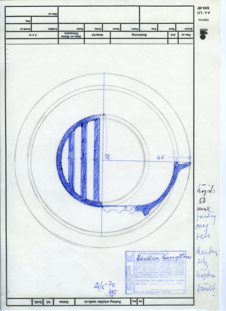 Skisser och referensmaterial till olika porslin- och glasföremål som grytor, kannor, koppar med fat, servisglas m.m. Bland annat formgivning för Rosenthal. Några skisskopior av Tapio Wirkkalas formgivning för Venini - inspirationsmaterial?