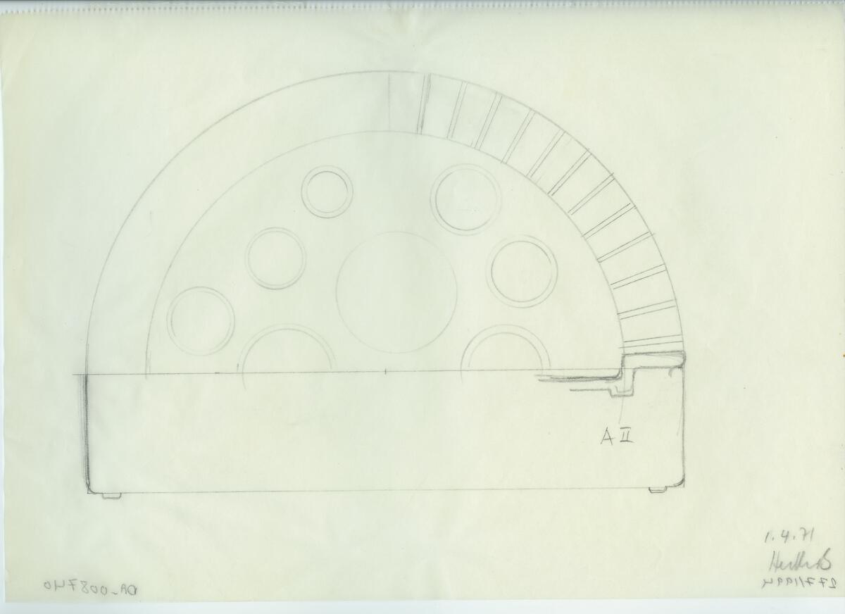 Skisser och referensmaterial till olika porslin- och glasföremål som grytor, kannor, koppar med fat, servisglas m.m. Bland annat formgivning för Rosenthal. Några skisskopior av Tapio Wirkkalas formgivning för Venini - inspirationsmaterial?
