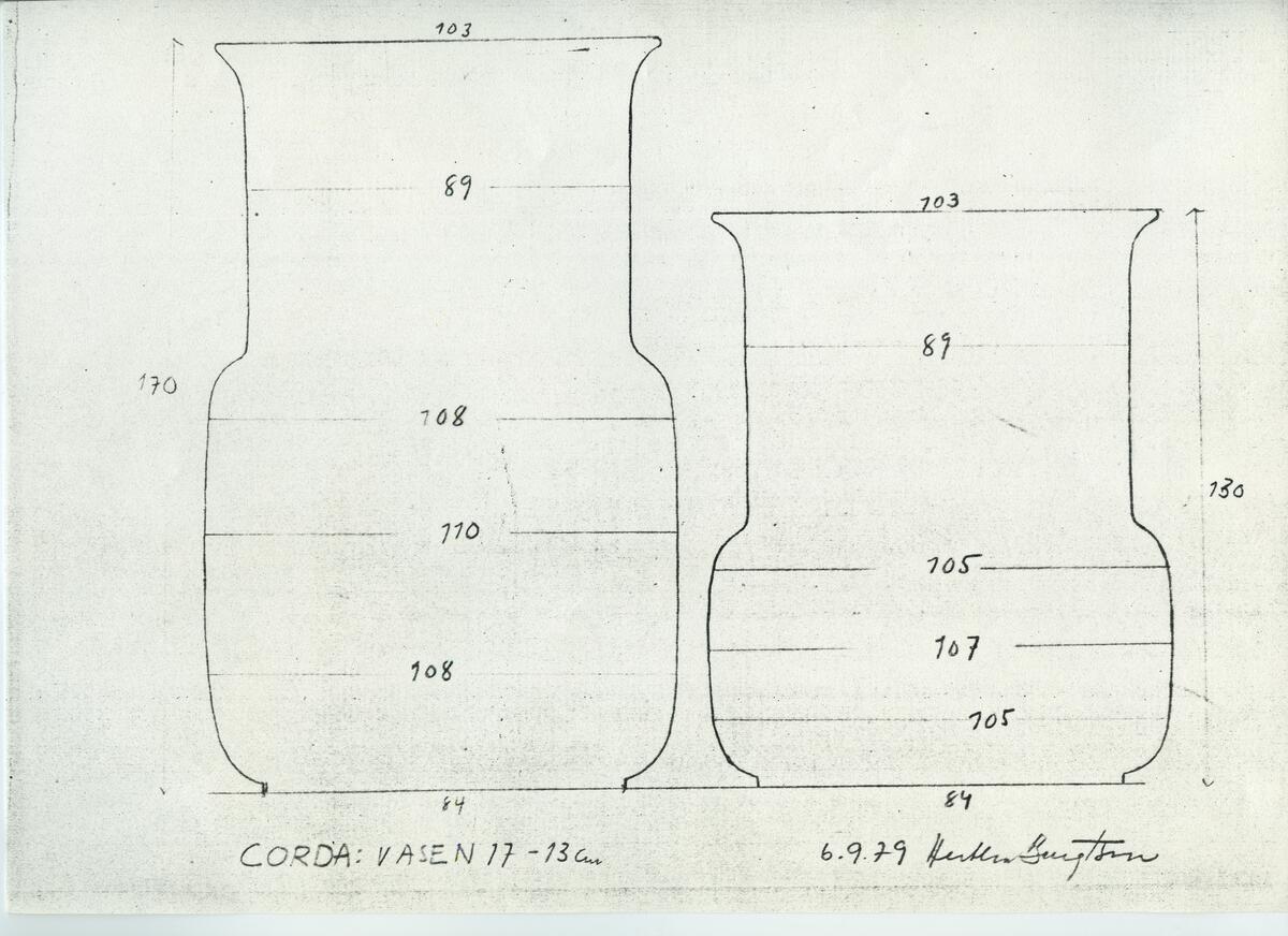Skisser och referensmaterial till olika porslin- och glasföremål som grytor, kannor, koppar med fat, servisglas m.m. Bland annat formgivning för Rosenthal. Några skisskopior av Tapio Wirkkalas formgivning för Venini - inspirationsmaterial?