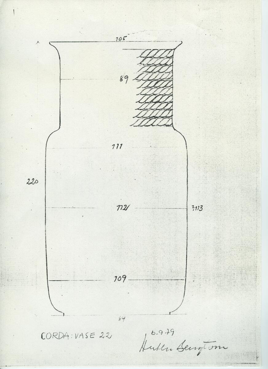Skisser och referensmaterial till olika porslin- och glasföremål som grytor, kannor, koppar med fat, servisglas m.m. Bland annat formgivning för Rosenthal. Några skisskopior av Tapio Wirkkalas formgivning för Venini - inspirationsmaterial?