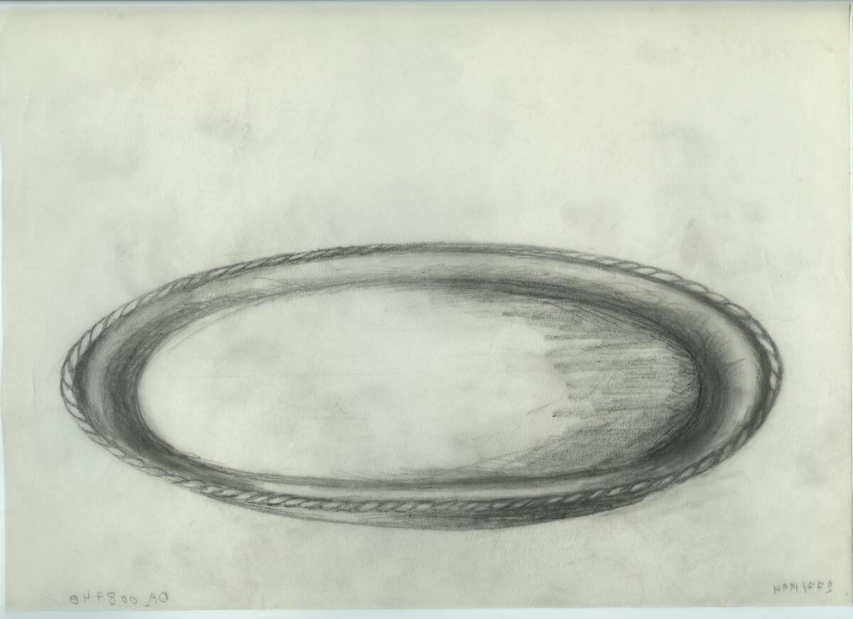 Skisser och referensmaterial till olika porslin- och glasföremål som grytor, kannor, koppar med fat, servisglas m.m. Bland annat formgivning för Rosenthal. Några skisskopior av Tapio Wirkkalas formgivning för Venini - inspirationsmaterial?