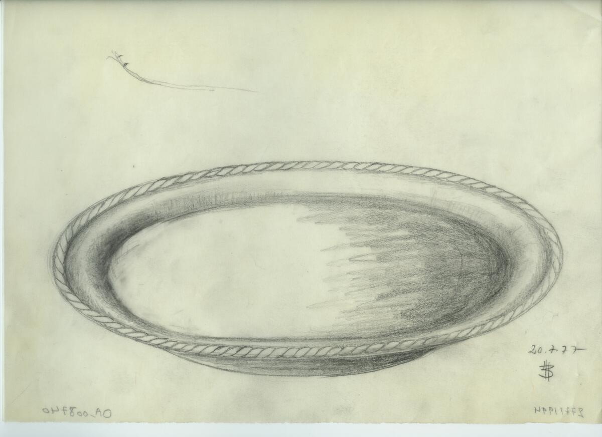 Skisser och referensmaterial till olika porslin- och glasföremål som grytor, kannor, koppar med fat, servisglas m.m. Bland annat formgivning för Rosenthal. Några skisskopior av Tapio Wirkkalas formgivning för Venini - inspirationsmaterial?