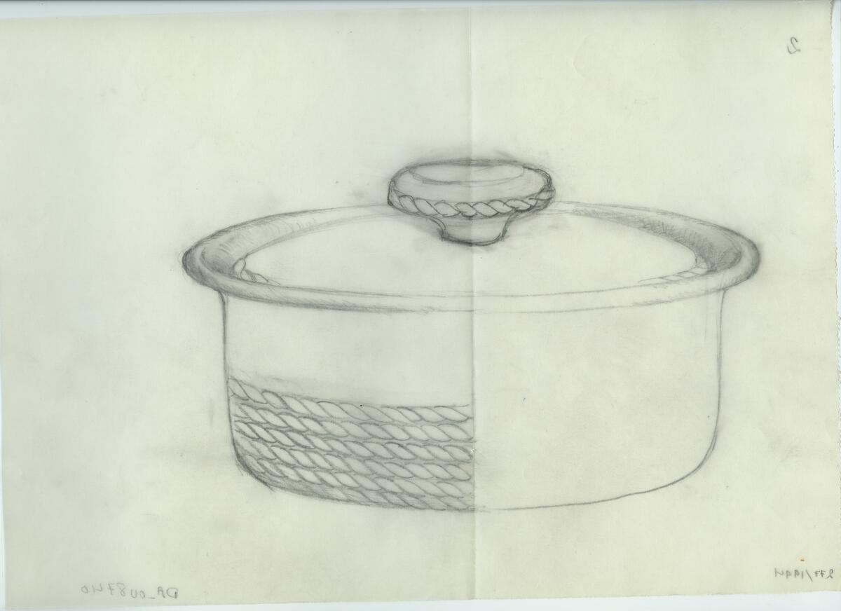 Skisser och referensmaterial till olika porslin- och glasföremål som grytor, kannor, koppar med fat, servisglas m.m. Bland annat formgivning för Rosenthal. Några skisskopior av Tapio Wirkkalas formgivning för Venini - inspirationsmaterial?