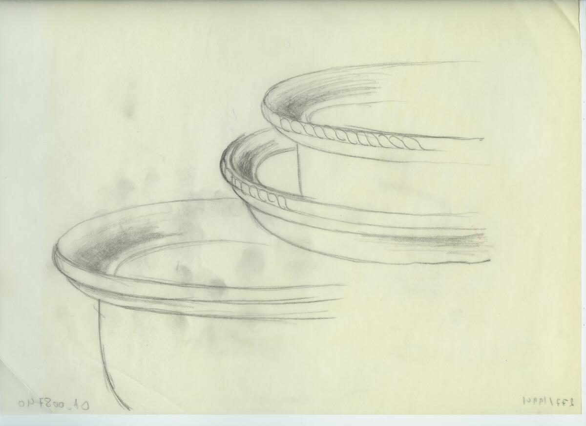 Skisser och referensmaterial till olika porslin- och glasföremål som grytor, kannor, koppar med fat, servisglas m.m. Bland annat formgivning för Rosenthal. Några skisskopior av Tapio Wirkkalas formgivning för Venini - inspirationsmaterial?