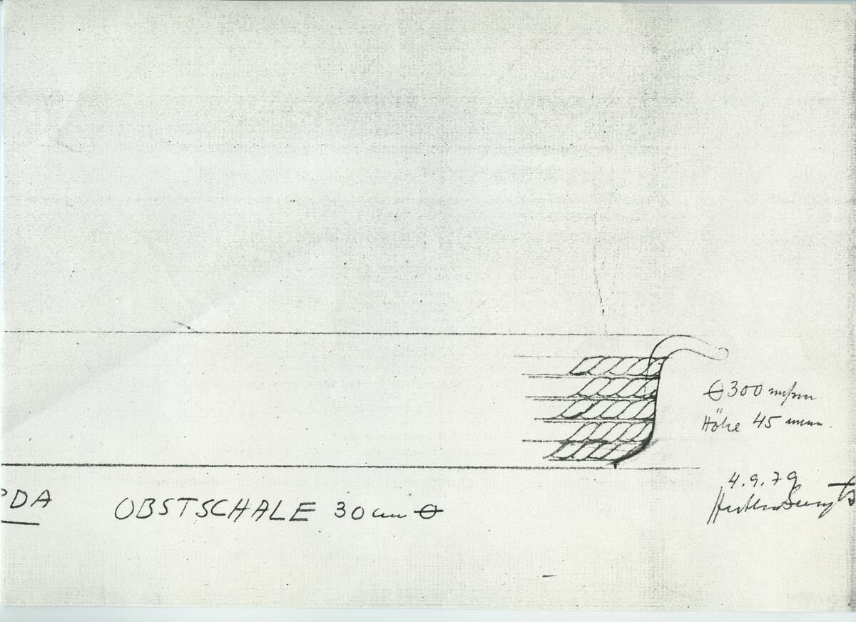 Skisser och referensmaterial till olika porslin- och glasföremål som grytor, kannor, koppar med fat, servisglas m.m. Bland annat formgivning för Rosenthal. Några skisskopior av Tapio Wirkkalas formgivning för Venini - inspirationsmaterial?