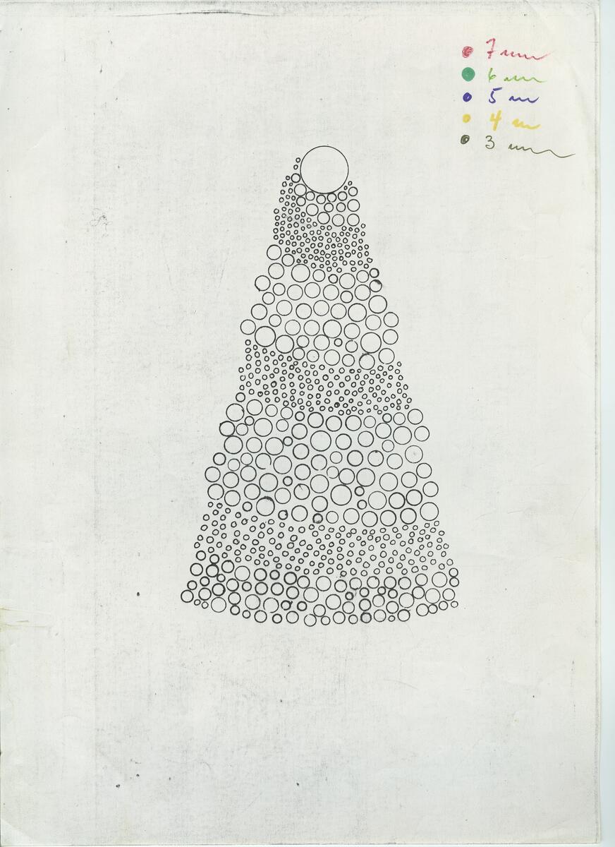 Skisser och referensmaterial till olika porslin- och glasföremål som grytor, kannor, koppar med fat, servisglas m.m. Bland annat formgivning för Rosenthal. Några skisskopior av Tapio Wirkkalas formgivning för Venini - inspirationsmaterial?