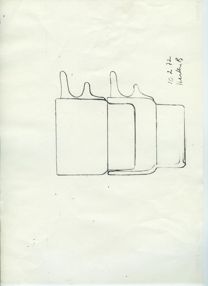 Skisser och referensmaterial till olika porslin- och glasföremål som grytor, kannor, koppar med fat, servisglas m.m. Bland annat formgivning för Rosenthal. Några skisskopior av Tapio Wirkkalas formgivning för Venini - inspirationsmaterial?