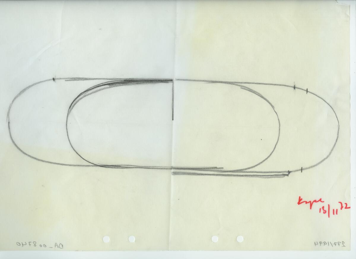 Skisser och referensmaterial till olika porslin- och glasföremål som grytor, kannor, koppar med fat, servisglas m.m. Bland annat formgivning för Rosenthal. Några skisskopior av Tapio Wirkkalas formgivning för Venini - inspirationsmaterial?