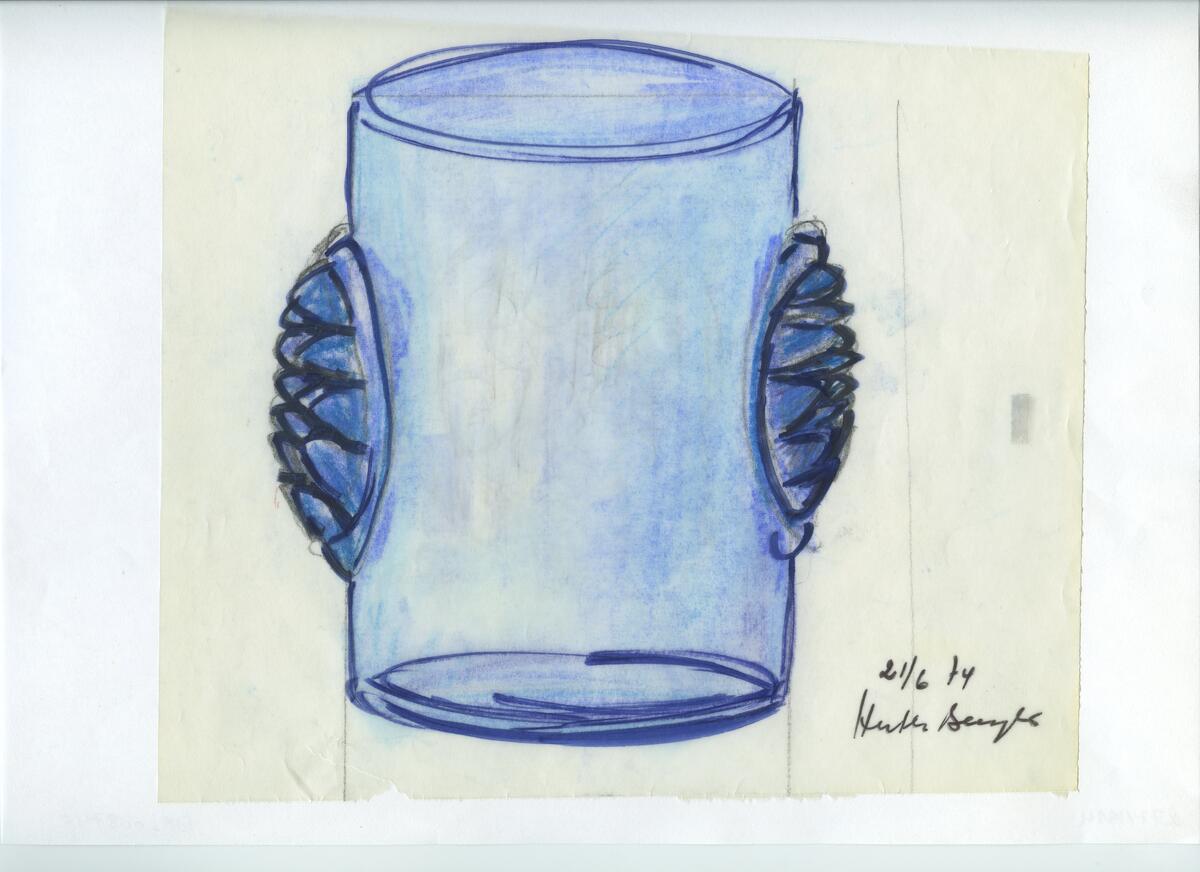 Skisser och referensmaterial till olika porslin- och glasföremål som grytor, kannor, koppar med fat, servisglas m.m. Bland annat formgivning för Rosenthal. Några skisskopior av Tapio Wirkkalas formgivning för Venini - inspirationsmaterial?