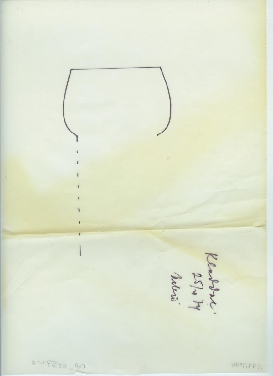 Skisser och referensmaterial till olika porslin- och glasföremål som grytor, kannor, koppar med fat, servisglas m.m. Bland annat formgivning för Rosenthal. Några skisskopior av Tapio Wirkkalas formgivning för Venini - inspirationsmaterial?