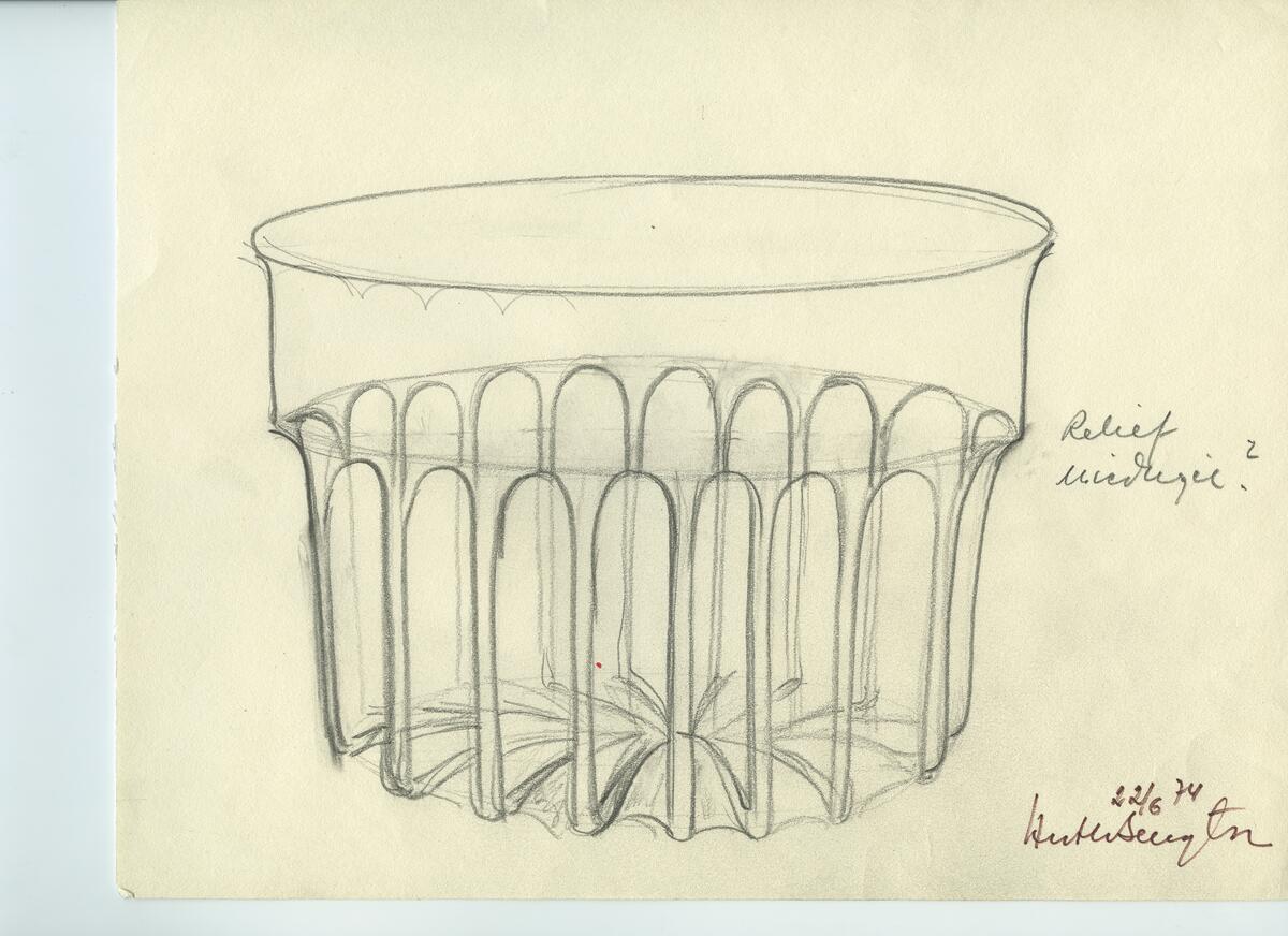 Skisser och referensmaterial till olika porslin- och glasföremål som grytor, kannor, koppar med fat, servisglas m.m. Bland annat formgivning för Rosenthal. Några skisskopior av Tapio Wirkkalas formgivning för Venini - inspirationsmaterial?