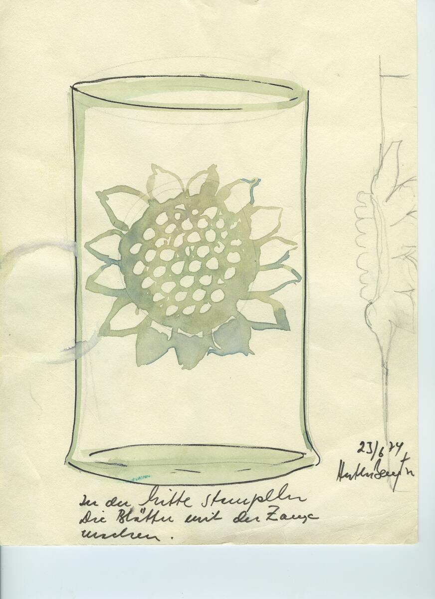 Skisser och referensmaterial till olika porslin- och glasföremål som grytor, kannor, koppar med fat, servisglas m.m. Bland annat formgivning för Rosenthal. Några skisskopior av Tapio Wirkkalas formgivning för Venini - inspirationsmaterial?