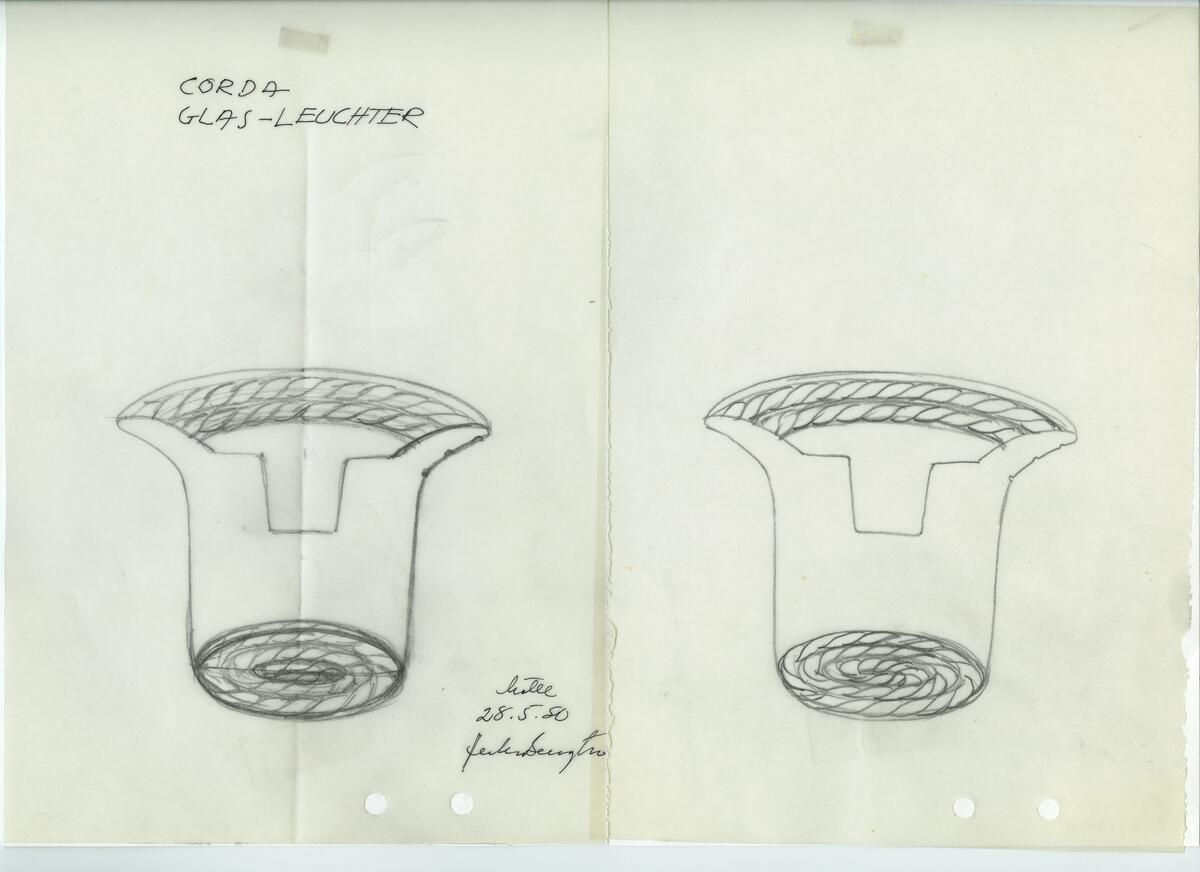 Skisser och referensmaterial till olika porslin- och glasföremål som grytor, kannor, koppar med fat, servisglas m.m. Bland annat formgivning för Rosenthal. Några skisskopior av Tapio Wirkkalas formgivning för Venini - inspirationsmaterial?