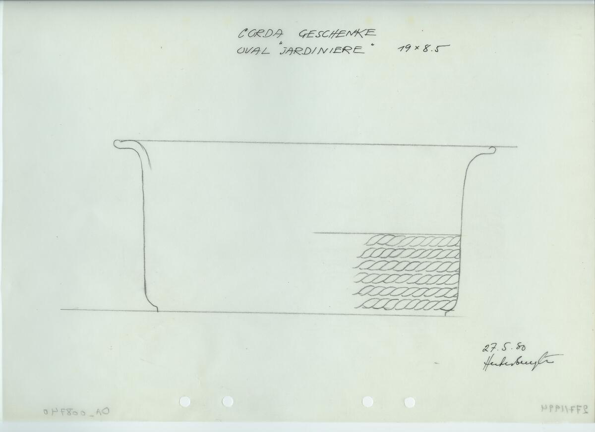 Skisser och referensmaterial till olika porslin- och glasföremål som grytor, kannor, koppar med fat, servisglas m.m. Bland annat formgivning för Rosenthal. Några skisskopior av Tapio Wirkkalas formgivning för Venini - inspirationsmaterial?