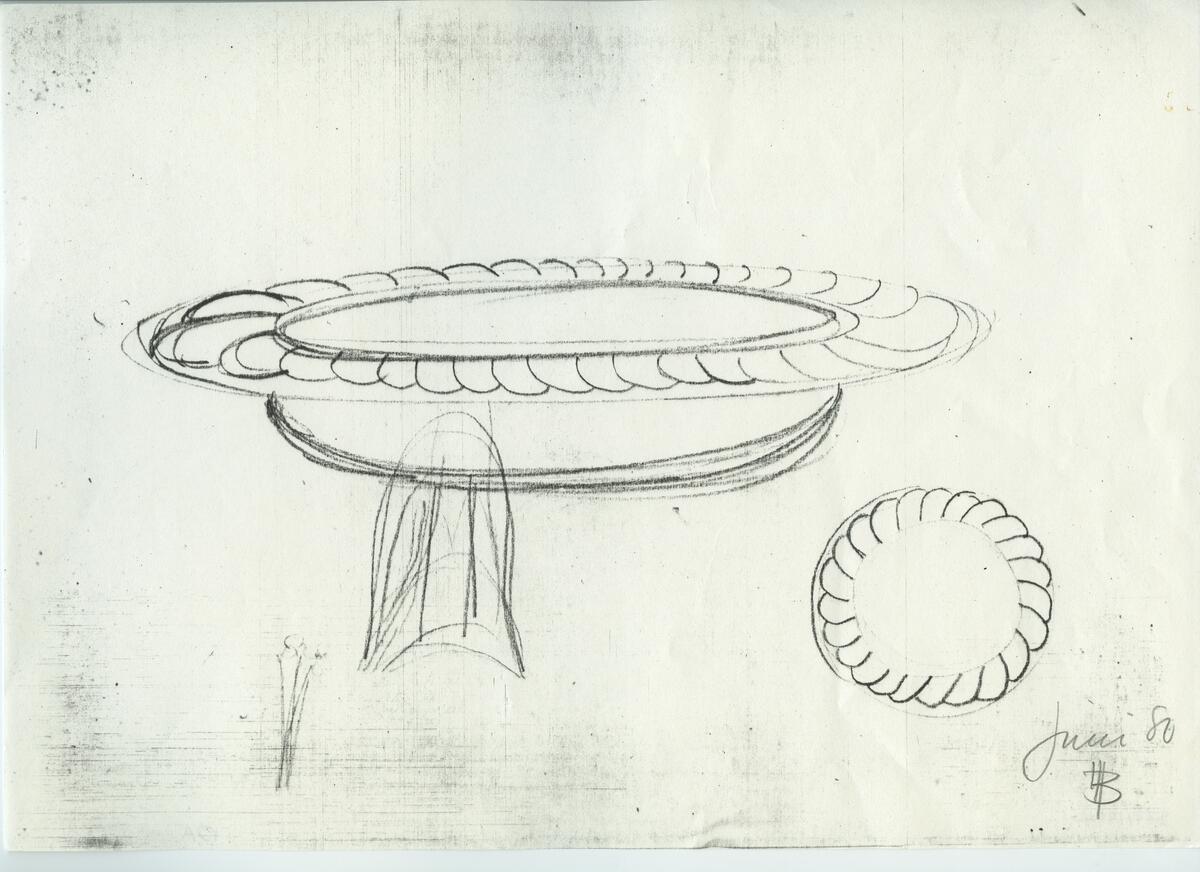 Skisser och referensmaterial till olika porslin- och glasföremål som grytor, kannor, koppar med fat, servisglas m.m. Bland annat formgivning för Rosenthal. Några skisskopior av Tapio Wirkkalas formgivning för Venini - inspirationsmaterial?