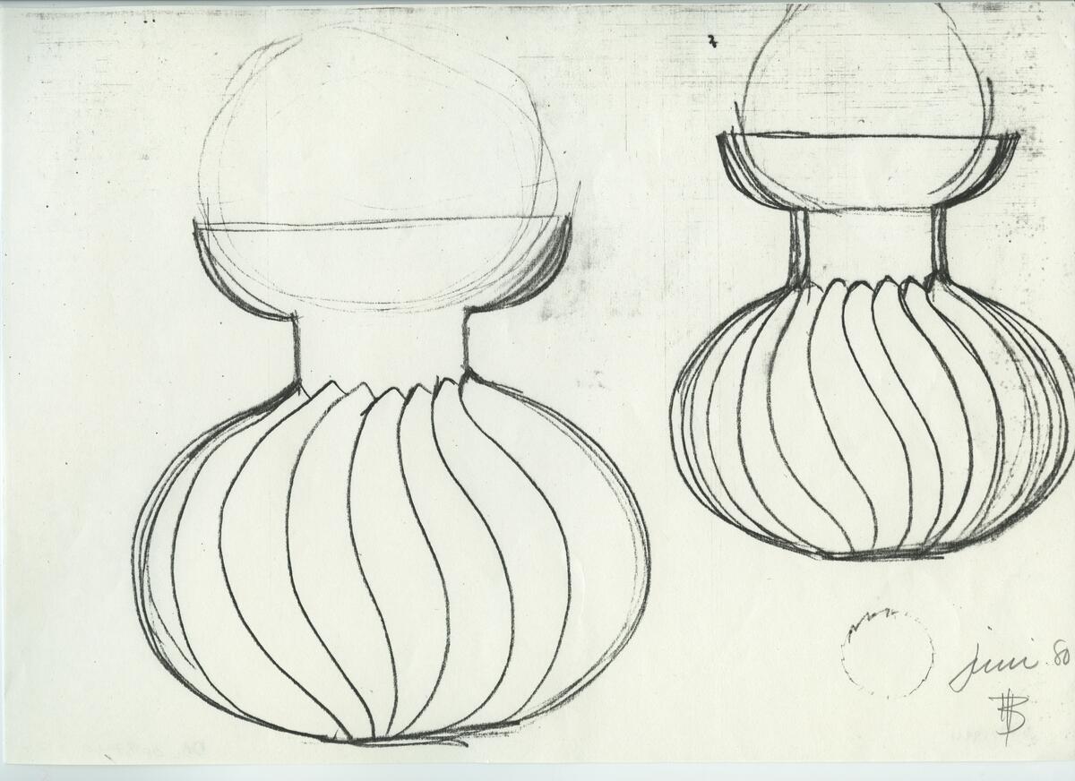 Skisser och referensmaterial till olika porslin- och glasföremål som grytor, kannor, koppar med fat, servisglas m.m. Bland annat formgivning för Rosenthal. Några skisskopior av Tapio Wirkkalas formgivning för Venini - inspirationsmaterial?