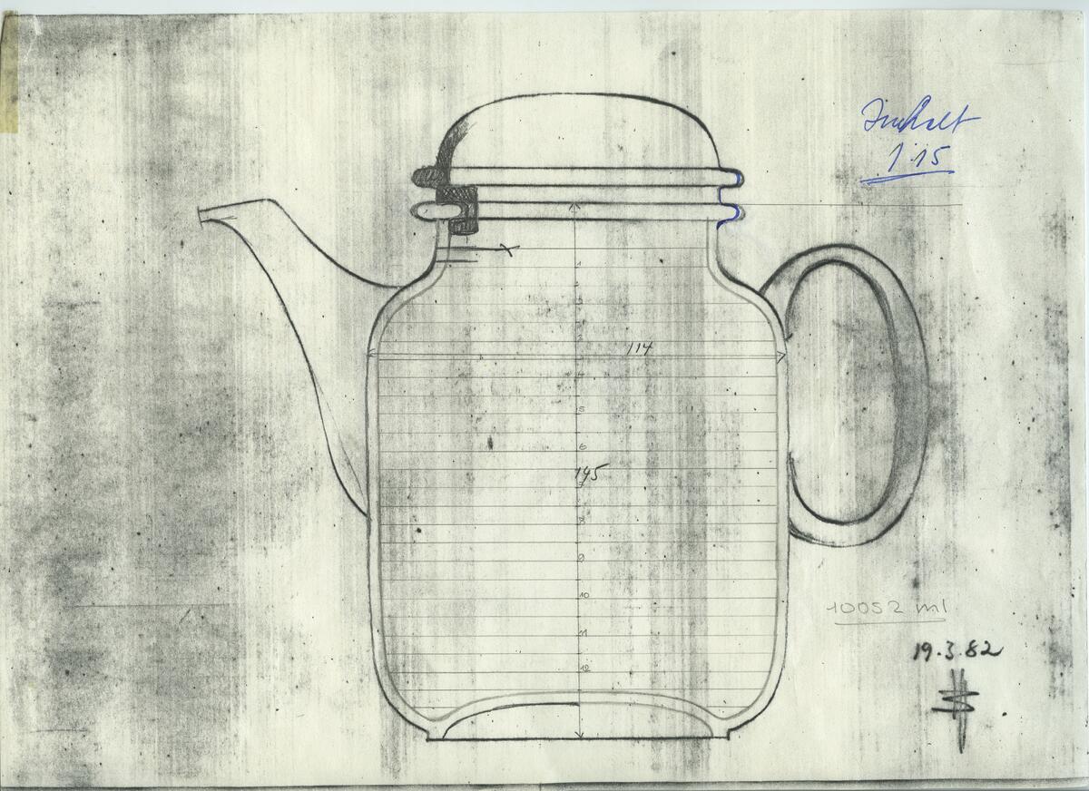 Skisser och referensmaterial till olika porslin- och glasföremål som grytor, kannor, koppar med fat, servisglas m.m. Bland annat formgivning för Rosenthal. Några skisskopior av Tapio Wirkkalas formgivning för Venini - inspirationsmaterial?
