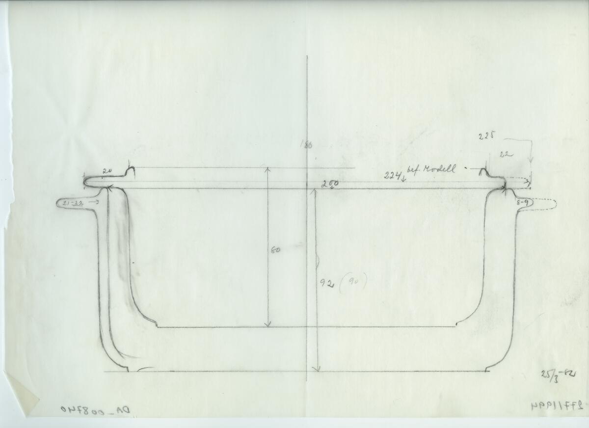 Skisser och referensmaterial till olika porslin- och glasföremål som grytor, kannor, koppar med fat, servisglas m.m. Bland annat formgivning för Rosenthal. Några skisskopior av Tapio Wirkkalas formgivning för Venini - inspirationsmaterial?