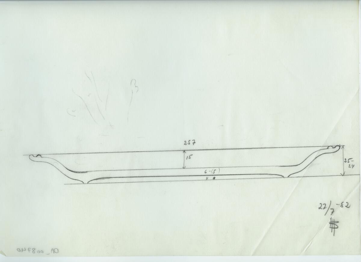 Skisser och referensmaterial till olika porslin- och glasföremål som grytor, kannor, koppar med fat, servisglas m.m. Bland annat formgivning för Rosenthal. Några skisskopior av Tapio Wirkkalas formgivning för Venini - inspirationsmaterial?