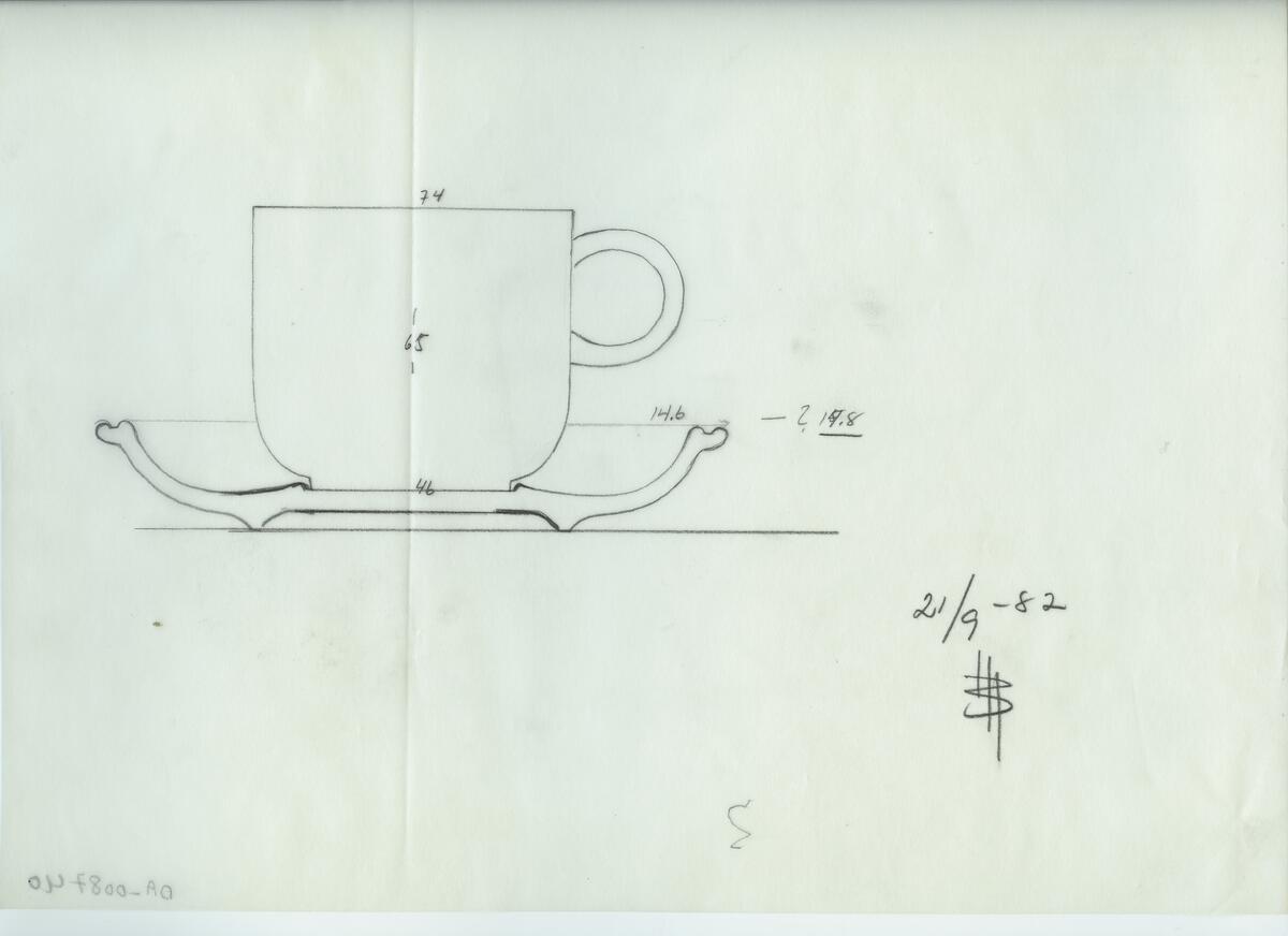 Skisser och referensmaterial till olika porslin- och glasföremål som grytor, kannor, koppar med fat, servisglas m.m. Bland annat formgivning för Rosenthal. Några skisskopior av Tapio Wirkkalas formgivning för Venini - inspirationsmaterial?