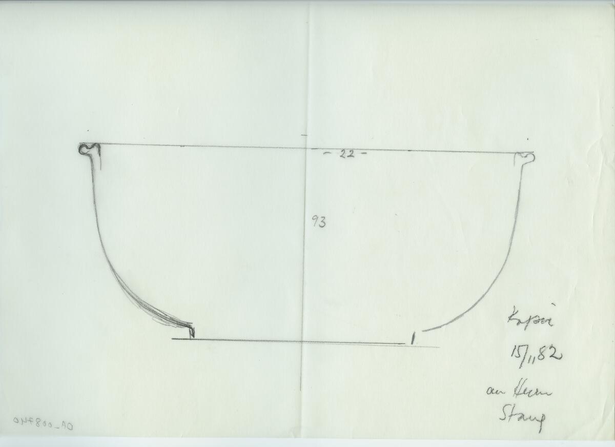 Skisser och referensmaterial till olika porslin- och glasföremål som grytor, kannor, koppar med fat, servisglas m.m. Bland annat formgivning för Rosenthal. Några skisskopior av Tapio Wirkkalas formgivning för Venini - inspirationsmaterial?