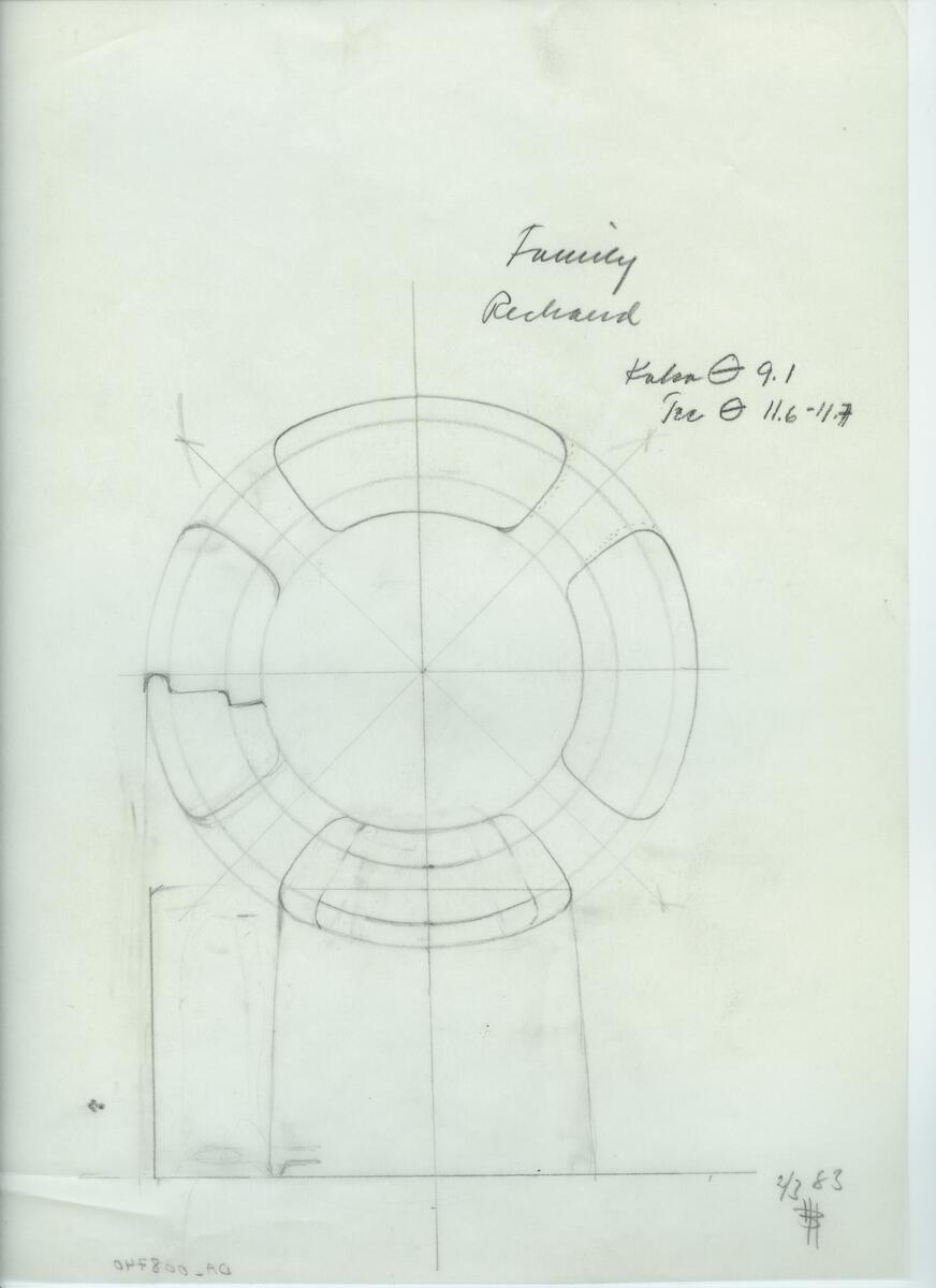 Skisser och referensmaterial till olika porslin- och glasföremål som grytor, kannor, koppar med fat, servisglas m.m. Bland annat formgivning för Rosenthal. Några skisskopior av Tapio Wirkkalas formgivning för Venini - inspirationsmaterial?