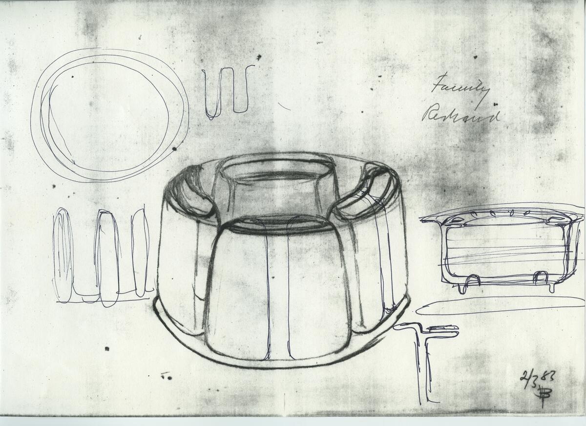 Skisser och referensmaterial till olika porslin- och glasföremål som grytor, kannor, koppar med fat, servisglas m.m. Bland annat formgivning för Rosenthal. Några skisskopior av Tapio Wirkkalas formgivning för Venini - inspirationsmaterial?