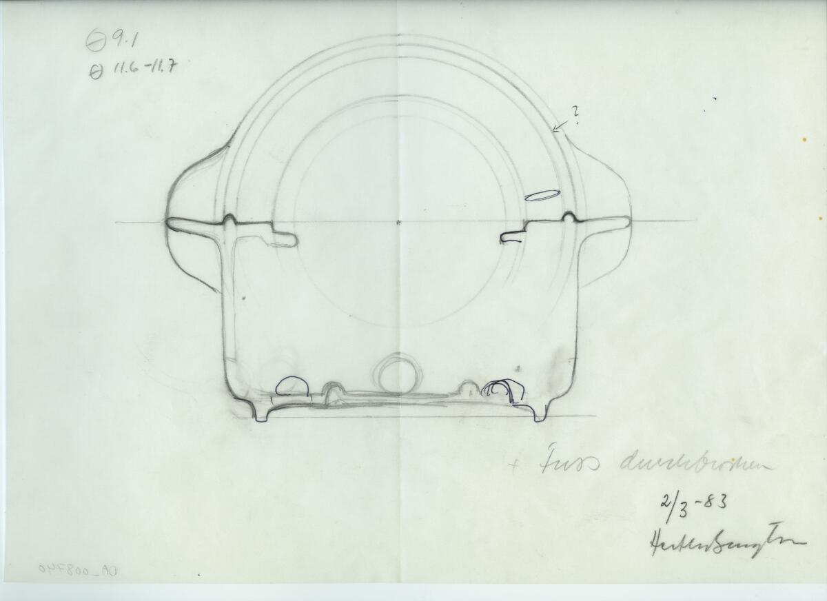 Skisser och referensmaterial till olika porslin- och glasföremål som grytor, kannor, koppar med fat, servisglas m.m. Bland annat formgivning för Rosenthal. Några skisskopior av Tapio Wirkkalas formgivning för Venini - inspirationsmaterial?