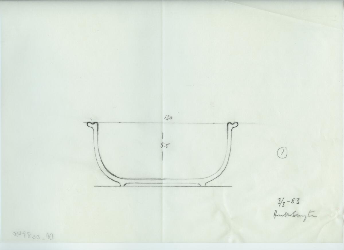 Skisser och referensmaterial till olika porslin- och glasföremål som grytor, kannor, koppar med fat, servisglas m.m. Bland annat formgivning för Rosenthal. Några skisskopior av Tapio Wirkkalas formgivning för Venini - inspirationsmaterial?