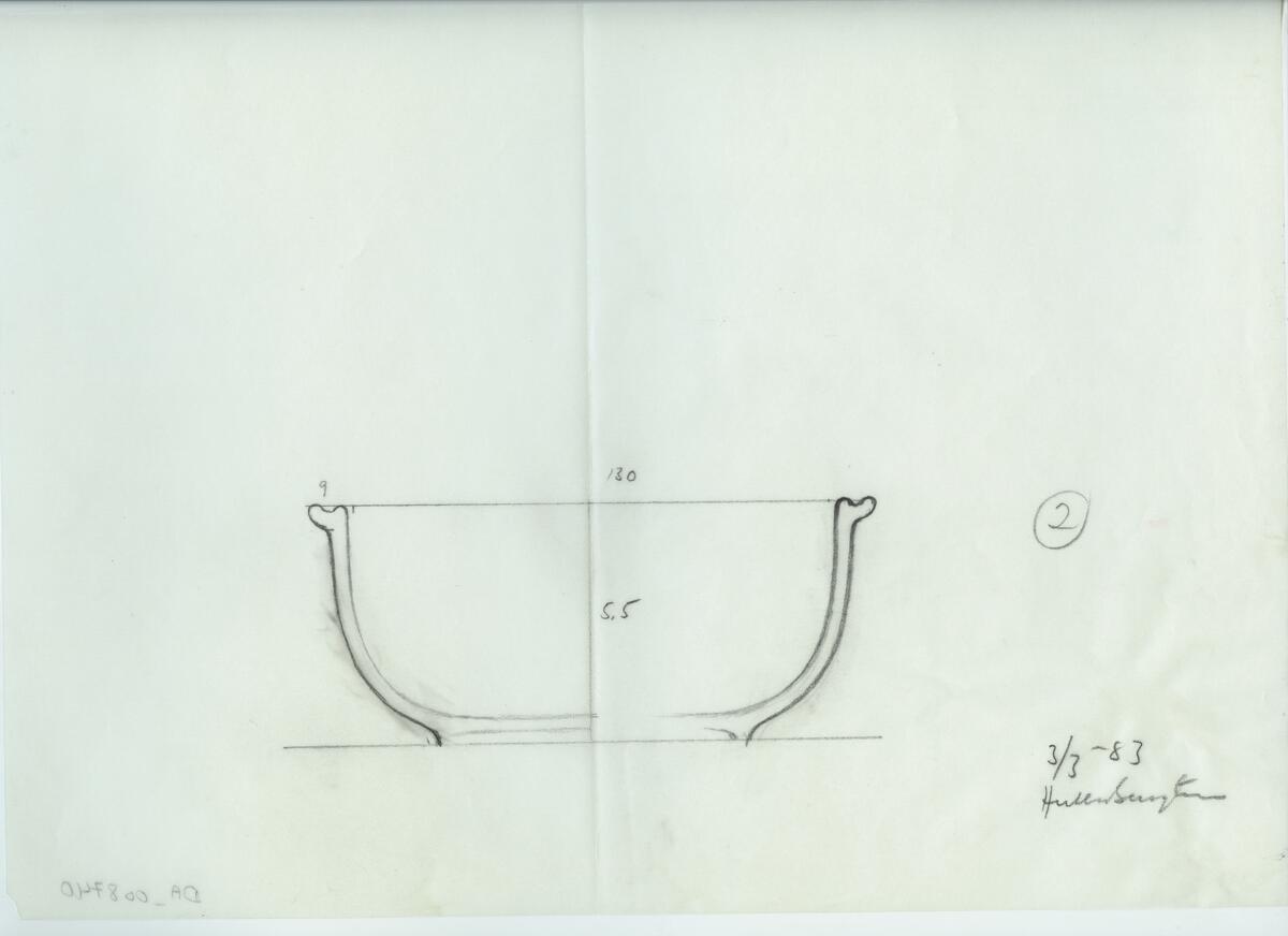Skisser och referensmaterial till olika porslin- och glasföremål som grytor, kannor, koppar med fat, servisglas m.m. Bland annat formgivning för Rosenthal. Några skisskopior av Tapio Wirkkalas formgivning för Venini - inspirationsmaterial?