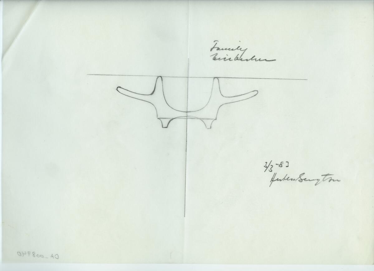 Skisser och referensmaterial till olika porslin- och glasföremål som grytor, kannor, koppar med fat, servisglas m.m. Bland annat formgivning för Rosenthal. Några skisskopior av Tapio Wirkkalas formgivning för Venini - inspirationsmaterial?