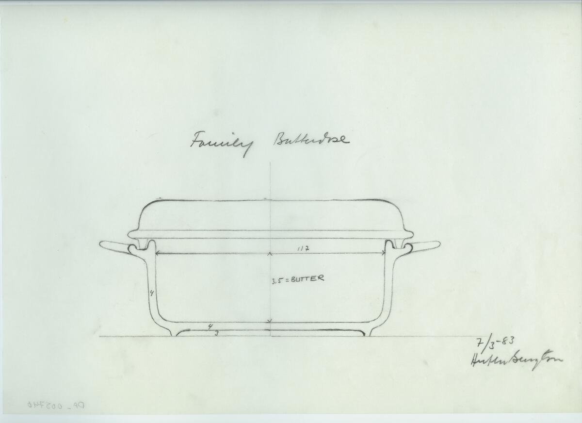 Skisser och referensmaterial till olika porslin- och glasföremål som grytor, kannor, koppar med fat, servisglas m.m. Bland annat formgivning för Rosenthal. Några skisskopior av Tapio Wirkkalas formgivning för Venini - inspirationsmaterial?