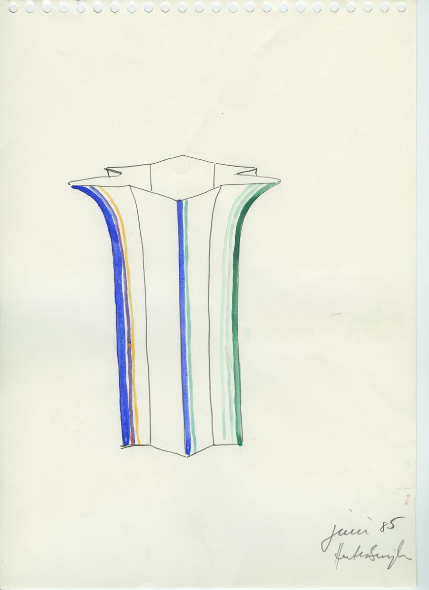 Skisser och referensmaterial till olika porslin- och glasföremål som grytor, kannor, koppar med fat, servisglas m.m. Bland annat formgivning för Rosenthal. Några skisskopior av Tapio Wirkkalas formgivning för Venini - inspirationsmaterial?