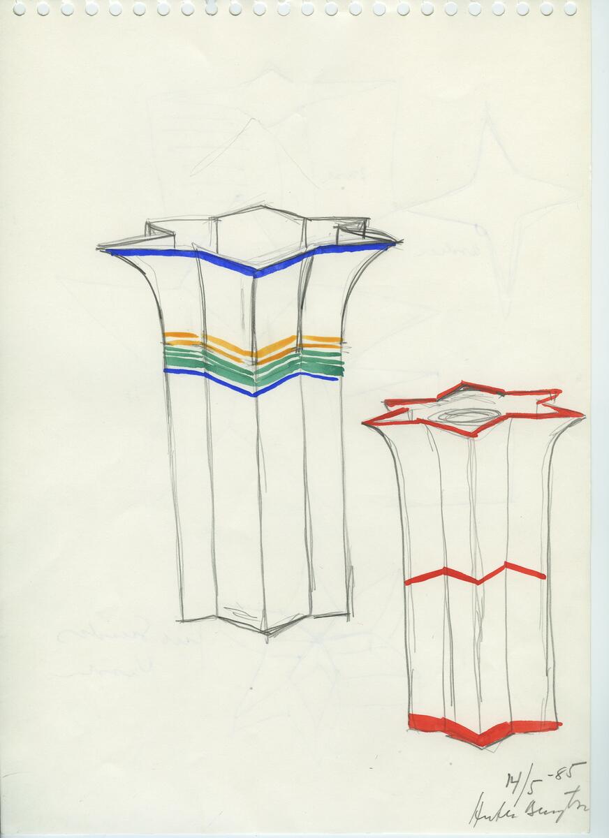 Skisser och referensmaterial till olika porslin- och glasföremål som grytor, kannor, koppar med fat, servisglas m.m. Bland annat formgivning för Rosenthal. Några skisskopior av Tapio Wirkkalas formgivning för Venini - inspirationsmaterial?
