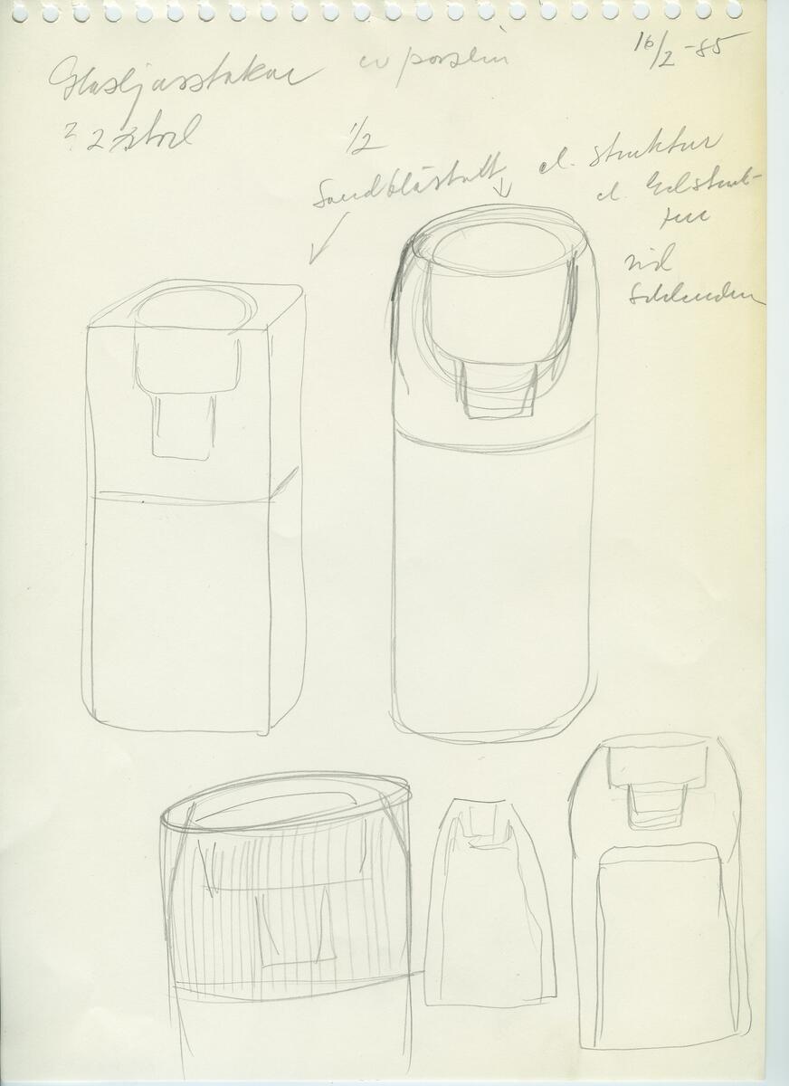 Skisser och referensmaterial till olika porslin- och glasföremål som grytor, kannor, koppar med fat, servisglas m.m. Bland annat formgivning för Rosenthal. Några skisskopior av Tapio Wirkkalas formgivning för Venini - inspirationsmaterial?